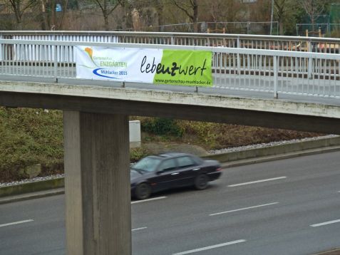 Eins von zwei Bannern am Fußgängersteg