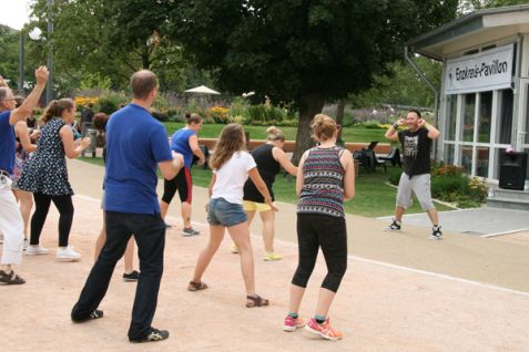 Beim Zumba mit Fatih wurden lockere Moves zu heißer Musik nachgetanzt... Beim Zumba mit Fatih wurden lockere Moves zu heißer Musik nachgetanzt...