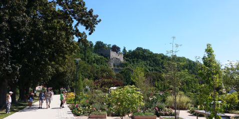 Da soll es raufgehen: die Burgruine Löffelstelz thront gut sichtbar  über dem Gartenschaugelände und verleitet zu einem Abstecher