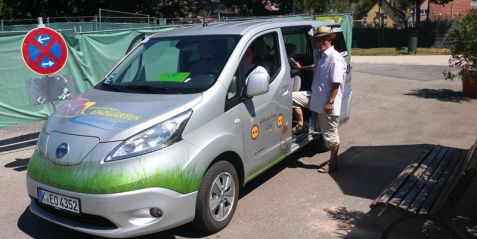 Die drei Elektroautos vom Gartenschaupartner Autohaus Walter pendeln täglich zwischen 12.30 und 18 Uhr zwischen Gartenschau und Burgruine