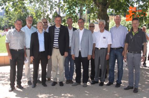 Die FDP/DVP Landtagsfraktion zu Besuch in den Enzgärten. Vordere Reihe von links: Reiner Bierig (Geschäftsführer des Verbands Garten-, Landschafts- und Sportplatzbau Baden-Württemberg e.V.), Michael Theurer (FDP-Abgeordneter im europäischen Parlament), Dr. Hans-Ulrich Rülke (Fraktionsvorsitzender der FDP im baden-württembergischen Landtag), Oberbürgermeister Frank Schneider und Prof. Dr. Ulrich Goll (FDP-Abgeordneter im baden-württembergischen Landtag); hintere Reihe ganz links: Max Hohenschläger (Regionalvorsitzender der Region Nordschwarzwald im Verband GaLaBau Baden-Württemberg) und ganz rechts: Frank Tichlers (Vertreter des Floristenverbandes). Bild: Thomas Sadler / Mühlacker Tagblatt