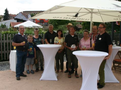 Ein schöner Tag, ein Glas kalter Sekt oder Orangensaft und die Aussicht auf einen spannenden Vortrag zum Thema Trockenmauerbau: die Gäste folgten der Einladung von Ulrich Geltz und Frieder Weigand gerne