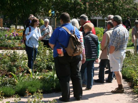 Auch die Gartenschauführer tragen die Helferkleidung – so sind sie gut als Teammitglieder der Gartenschau zu erkennen. Besucher finden in den einheitlich gekleideten Helfern stets hilfreiche Ansprechpartner auf dem Gelände 