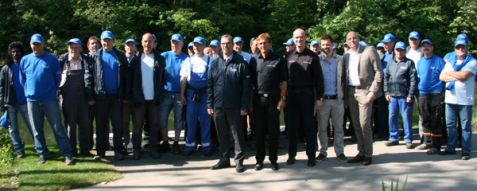 Die Helfer der Gartenschau Mühlacker in ihrer Teamkleidung: Auf dem Bild sieht man im Hintergrund städtische Bauhof- und Stadtgärtnereimitarbeiter, die das Erscheinungsbild der Stadt außerhalb des Geländes in Schuss halten – und mit der von Autozentrum Dobler und Modehaus Sämann gesponserten Kleidung gleich auf die Gartenschau aufmerksam machen. Im Vordergrund stehen (v. l.) Oberbürgermeister Frank Schneider, Geschäftsleiter Hans Herrmann und Michael Hosbach vom Autozentrum Dobler sowie Boris Skoric und Geschäftsführer Klaus Sämann vom Modehaus Sämann