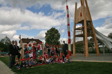 Die Kinder vom Kindergarten Schulstraße freuten sich über eine Stärkung, bevor sie den neuen Sparkassen-Spielplatz auf der Gartenschau ausprobieren durften. Mit Ihnen freuten sich (von links) Oberbürgermeister Frank Schneider sowie Marktdirektor Gerd Owczarek und Abteilungsleiter Events & Sponsoring Ulrich Haag der Sparkasse Pforzheim Calw