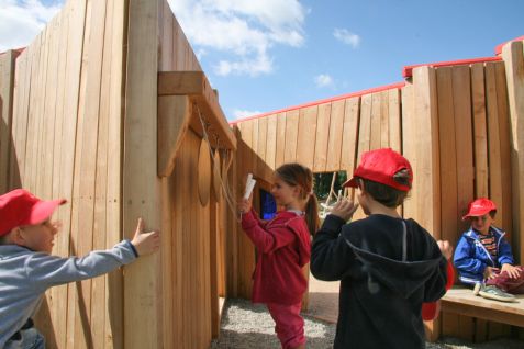 Im Spielplatzbereich „Töne“ werden alle Sinne angesprochen – vor allem mit dem Hörsinn können die Kinder hier auf Entdeckungstour gehen!