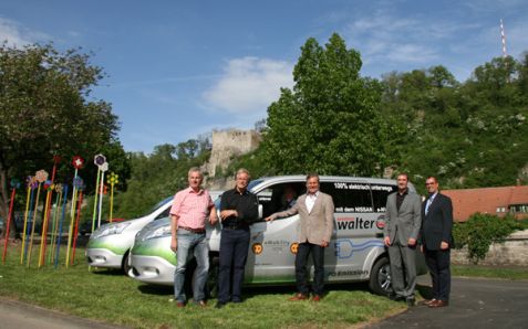 Ein starkes Team (von rechts): Oberbürgermeister Frank Schneider ist froh, Besuchern den bequemen Service bieten zu können. Gefahren wird mit Nissan-Elektro-Vans des Autozentrums Walter, übergeben von Geschäftsführer Markus Walter und Verkaufsberater Gewerbekunden & Nutzfahrzeuge Daniel Wagner. Energie bekommen die Fahrzeuge von den Stadtwerken Mühlacker, vertreten von Geschäftsführer Jürgen Meeh. Den Kontakt für diese Partnerschaft stellte Stadtrat Thomas Knapp her, der ein überzeugter Botschafter für E-Mobilität ist