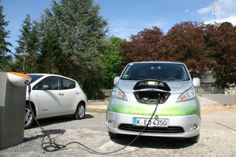 An dieser mobilen Stromtankstelle der Stadtwerke Mühlacker können die e-NV200 vom Autozentrum Walter mit der nötigen Energie versorgt werden, um Gartenschaubesucher auf die Burgruine Löffelstelz zu bringen