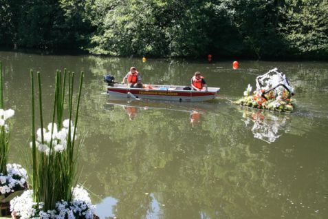 Der schwimmende Minigarten, der hier im Hintergrund gerade auf die Enz gezogen wird, ist nachts sogar beleuchtet