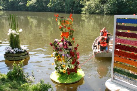 Die Feuerwehr Mühlacker brachte die neuen Kunstwerke an ihre Ankerplätze
