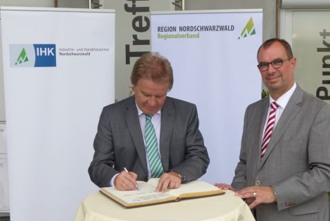 Franz Untersteller MdL, Minister für Umwelt, Klima und Energiewirtschaft des Landes Baden-Württemberg, trägt sich ins Goldene Buch der Stadt ein