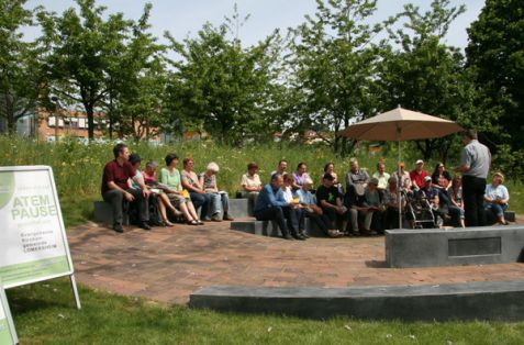 Die "Atempause" lud heute zum ersten Mal zu einer etwa 15-minütigen Veranstaltung im grünen Bürgerforum ein.