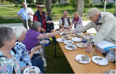 Nichts zum Essen, dafür aber zum Begreifen erhielt jeder Vortragsteilnehmer als Anschauungsobjekt ausgehändigt.