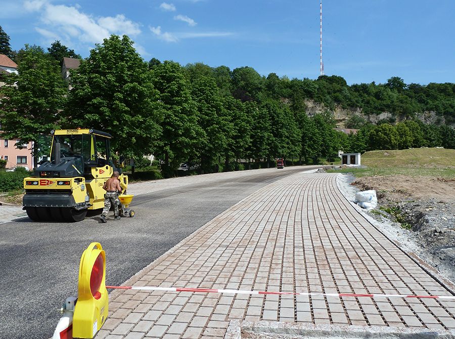 Am 1. Juli 2013 konnte der Fahrbahnbelag aufgebracht werden. Die eigentlichen Stellplätze links und rechts sind gepflastert.