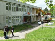 Anfang Mai 2012 begann der Abbruch des alten Wertle-Bürogebäudes. Das in Fertigbauweise erstellt Provisorium stand fast 40 Jahre und damit doppelt so lange wie geplant. Zu Beginn waren Polizeirevier und KfZ-Zulassungsstelle dort untergebracht, später Teile der Stadtverwaltung und zuletzt u.a. die Familienbildung und das Jugendhaus „ProZwo“ (Provisorium Nr. 2). Links: BM Winfried Abicht mit Journalisten Anfang Mai 2012 begann der Abbruch des alten Wertle-Bürogebäudes. Das in Fertigbauweise erstellt Provisorium stand fast 40 Jahre und damit doppelt so lange wie geplant. Zu Beginn waren Polizeirevier und KfZ-Zulassungsstelle dort untergebracht, später Teile der Stadtverwaltung und zuletzt u.a. die Familienbildung und das Jugendhaus „ProZwo“ (Provisorium Nr. 2). Links: BM Winfried Abicht mit Journalisten