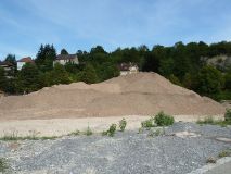 Ende August hat sich der Aushub aus dem Enzvorland zu einem gewaltigen Berg aufgetürmt. Ende August hat sich der Aushub aus dem Enzvorland zu einem gewaltigen Berg aufgetürmt.