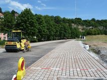 Am 1. Juli 2013 konnte der Fahrbahnbelag aufgebracht werden. Die eigentlichen Stellplätze links und rechts sind gepflastert. Am 1. Juli 2013 konnte der Fahrbahnbelag aufgebracht werden. Die eigentlichen Stellplätze links und rechts sind gepflastert.