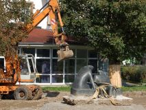 Im gleichen Monat erhält die Skulptur „Das Gespräch“ einen neuen Standort. Im gleichen Monat erhält die Skulptur „Das Gespräch“ einen neuen Standort.