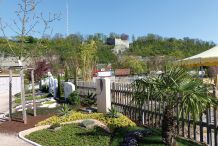 Blick vom Erinnerungsgarten der Kulturen (Friedhofgestaltung) zur Burgruine Löffelstelz