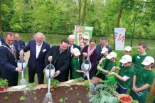 Angießen bei den Minigärtnern v.l. : Oberbürgermeister Frank Schneider, Prof. Hubert Möhrle, Landwirtschaftsminister Alexander Bonde und Bettina Gräfin Bernadotte