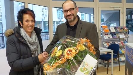 Projektleiter Armin Dauner gratuliert der Käuferin der 2000. Dauerkarte für die Gartenschau in Mühlacker, Katrin Geißel.