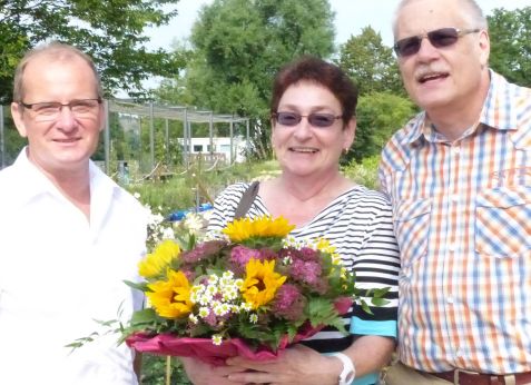 Überraschung! Bürgermeister Winfried Abicht gratuliert der 200 000. Besucherin Silvia Reuschlein und Ehemann Uwe