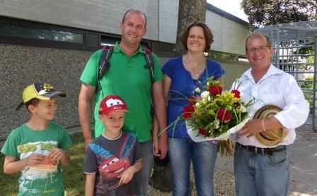 Bürgermeister Winfried Abicht gratuliert Daniela Kicherer. Mit ihr freuen sich Ehemann Ulrich und die beiden Söhne Julian und Lukas (von rechts)