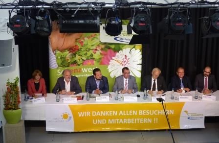 Auf dem Podium von links: Gartenschau-Projektleiterin Viola Hellwag, Prof. Hubert Möhrle (bwgrün.de), Tourismusminister Alexander Bonde, Oberbürgermeister Frank Schneider, Landrat Karl Röckinger (Enzkreis), Bürgermeister Winfried Abicht und Projektleiter Armin Dauner