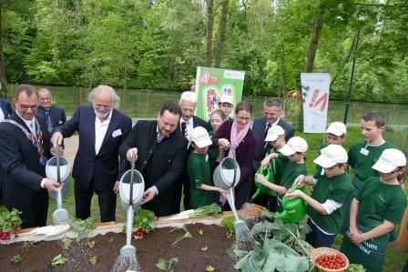 Die allererste Eröffnung: Angießen bei den Minigärtnern. Von links (mit Kannen): Oberbürgermeister Frank Schneider, Prof. Hubert Möhrle (bwgrün.de). Minister Alexander Bonde und Bettina Gräfin Bernadotte sowie die fleißigen Junggärtner aus Mühlacker