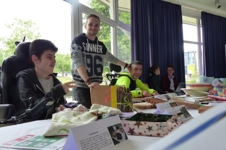 Aus dem Sortiment des BVE-Shops in Pforzheim: Die jungen Männer haben im Arbeitsprojekt Kirschkernsäckchen und Schals hergestellt.