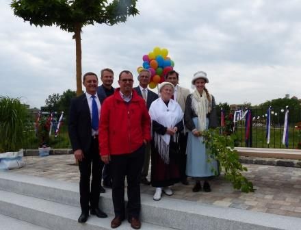 Gruppenbild auf dem deutsch-französischen Balkon v.l. : Francois Grasser, Michael Däbritz, Oberbürgermeister Frank Schneider, Gerhard Ayasse, Heide Boger, Dr. Erhard Kirschbaum und Pauline Boger