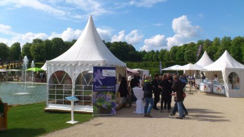 Eines der seltenen Sonnenbilder von den Barocken Gartentagen 2015 in Ludwigsburg: Das Pagodenzelt der Gartenschau Mühlacker