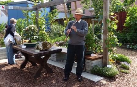 Asiatisches Flair im Interkulturellen Garten: Bonsai-Bäume und das Blockflötenspiel von Kwok-Wah Chan