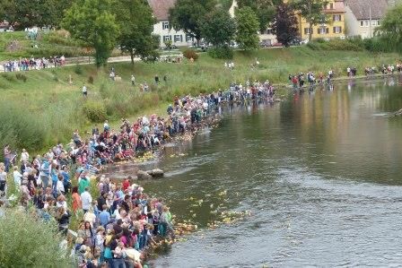 Abschiedsgruß des Kinderprogramms von der Gartenschau: Hunderte Kinder und Eltern ließen die hübsch dekorierten Boote ins Wasser