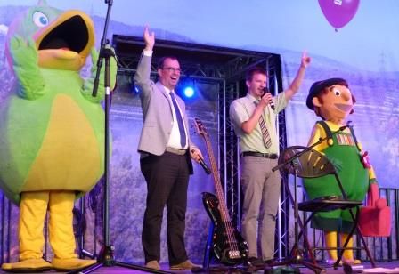 Die Oberbürgermeister Frank Schneider (Mühlacker, li.) und Thilo Michler (Öhringen), flankiert von den Gartenschau-Maskottchen Enzle und Flöhri