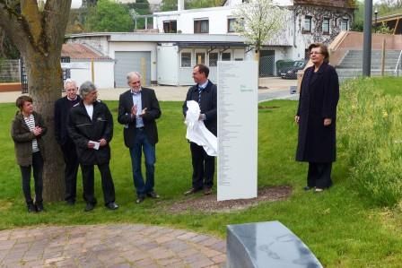 Die Stiftertafel ist enthüllt. V. rechts: Ursula Schaier, Oberbürgermeister Frank Schneider, wolf-Dieter Fuchslocher, Ulf van Luijk, Frank Händle und Tanja Gerst