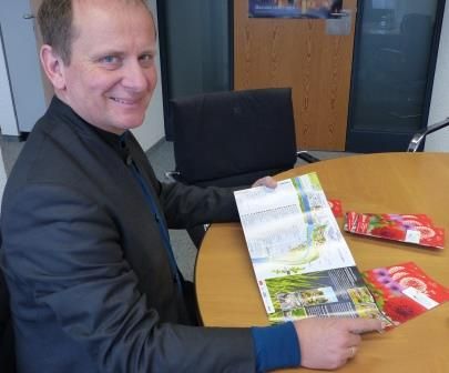 Bürgermeister Winfrried Abicht freut sich über den neuen Flyer