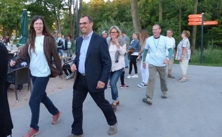 Jugendhausleiterin Gudrun Sauter hat den Tag super organisiert, hier mit Bürgermeister Frank Schneider auf dem Weg zur Sparkassen-Bühne