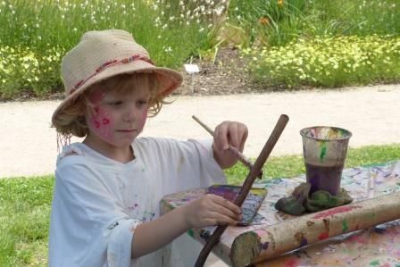 Erst ließ sich Enna im Enzkreis-Pavillon von den Tagesmüttern schminken, dann griff sie selber zum Farbtopf und bemalte Stöcke für eine Skulptur