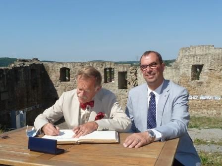 Eintrag ins Goldene Buch der Stadt vor historischer Kulisse: Wilfried Freiherr von Enzberg mit Oberbürgermeister Frank Schneider