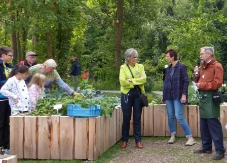 Von links: Dieter Weiler vom Württembergischen Gärtnereiverband, Alexandra Rapp, Leiterin des Mehrgenerationenhauses, Birgit Klepper und Sigrid Herbel, Rektorin und Lehrerin der Uhlandschule beim Erntefest