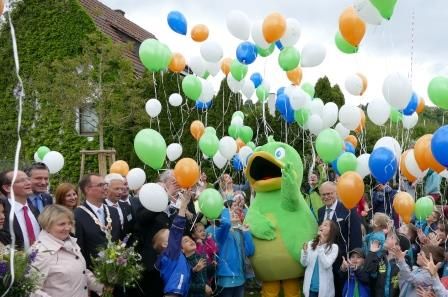Kinder und Maskottchen Enzle sind dabei: Die Gartenschau ist eröffnet