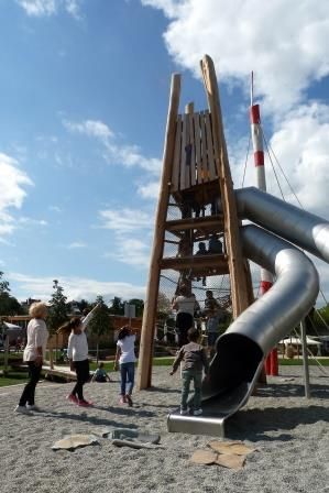 Kinder, die gerade mit ihren Familien in der Kerschensteiner-Halle untergebracht sind, auf dem Spielplatz der Gartenschau