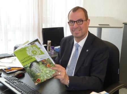Oberbürgermeister Frank Schneider mit den ersten Gartenschaumagazin