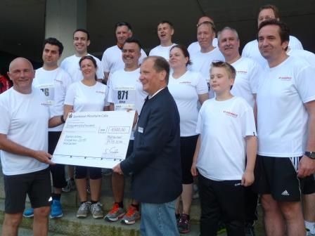 Laufen und spenden: Händle-Geschäftsführer Gerhard Fischer (links) überreicht Bürgermeister Winfried Abicht den Scheck 