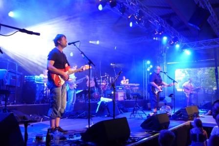 Musik und Unterhaltung vom Feinsten: Zum großen Fest mit dem Holztrio und Freunden kamen am Samstagabend tausende zur Sparkassen-Bühne