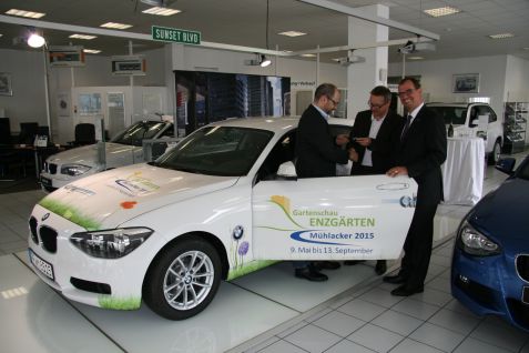 Mühlackers OB Frank Schneider, ahg-Filialleiter Jochen Staib und Gartenschau-Projektleiter Armin Dauner (von rechts)  bei der Übergabe