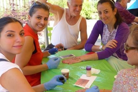 Gute Stimmung: Im Interkulturellen Garten gab es Informationen, Leckereien und Henna-Tattoos auf die Hand 