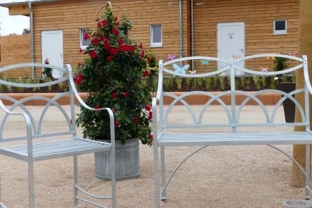 Die hübschen Gartenmöbel vom Wertleplatz können am Nachmittag des Abschlusstages gekauft werden