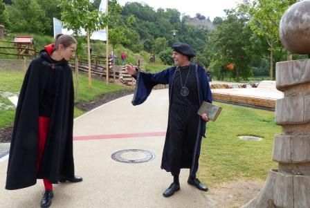 Knittlingen macht's möglich: Eindrucksvolle Dialoge rund um die Faust-Figur auf dem Gartenschaugelände, hier: mit Mephisto und Goethe-Zitaten